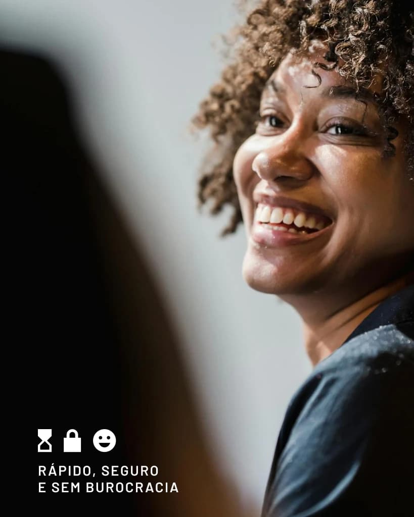 Mulher sorridente com cabelos cacheados em foto de retrato, em plano aproximado, com fundo claro e texto de chamada “RÁPIDO, SEGURO E SEM BUROCRACIA”.